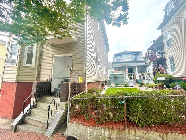 75 Putnam St, Unit 1 in Boston, MA - Building Photo - Building Photo