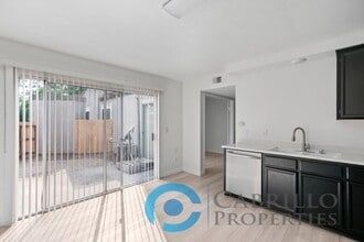 5067 La Cuenta Dr in San Diego, CA - Building Photo - Building Photo