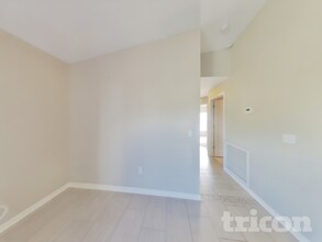 1054 Valentine St in North Port, FL - Foto de edificio - Building Photo