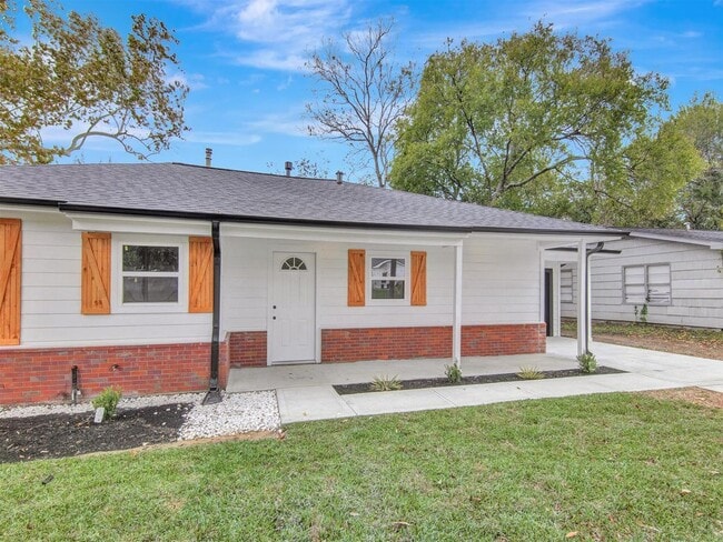 223 Lakewood Dr in Baytown, TX - Building Photo - Building Photo