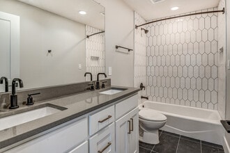 White Rock Views Apartments in Dallas, TX - Foto de edificio - Building Photo