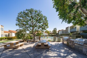 311 Weston Cir in Vista, CA - Foto de edificio - Building Photo