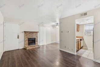 9520 Royal Ln in Dallas, TX - Foto de edificio - Building Photo