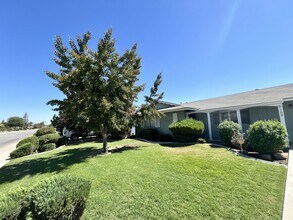 500 River Oaks Dr in Bakersfield, CA - Building Photo - Building Photo