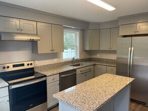 87 Grovner St in Hartford, VT - Building Photo - Building Photo