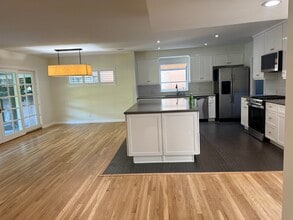 9344 Valjean Ave in North Hills, CA - Foto de edificio - Building Photo