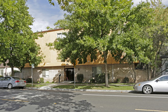 T Street Apartments in Sacramento, CA - Building Photo - Building Photo