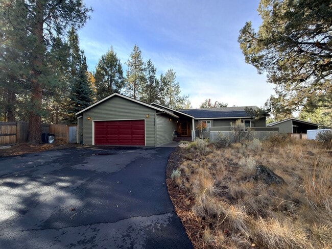 20915 SE King Hezekiah Way in Bend, OR - Building Photo - Building Photo