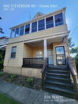 880 Stevenson Rd in Cleveland, OH - Building Photo