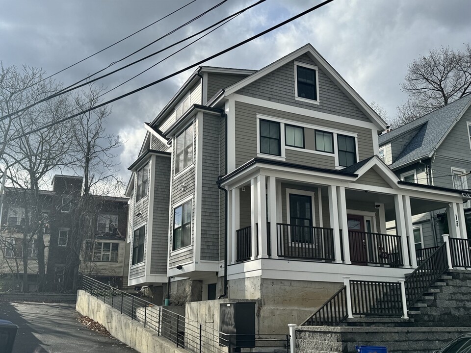 13 Greylock Rd, Unit #1 in Boston, MA - Foto de edificio