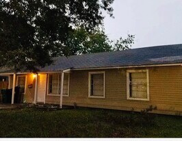 5131 Lyndhurst Dr in Houston, TX - Building Photo