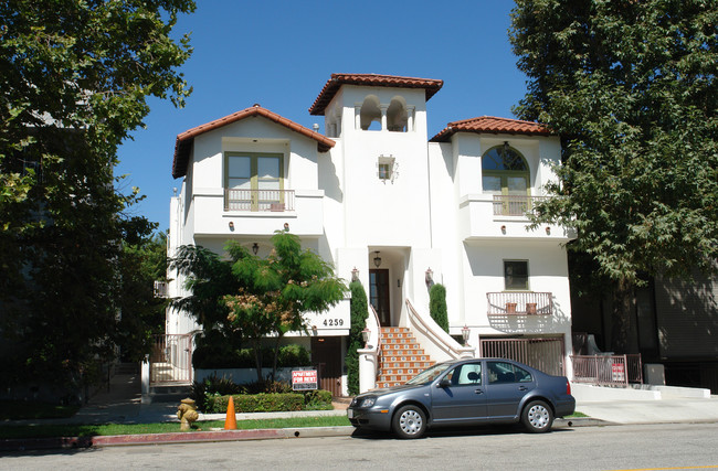 4259 Dixie Canyon Ave in Sherman Oaks, CA - Foto de edificio - Building Photo