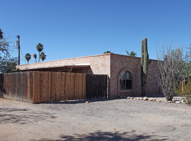 1675-1677 E Prince Rd in Tucson, AZ - Building Photo - Building Photo