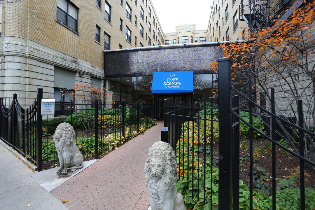 Times Square Apartments in Chicago, IL - Building Photo