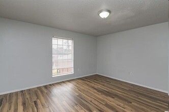 Wellesley Place in Columbia, SC - Building Photo - Interior Photo