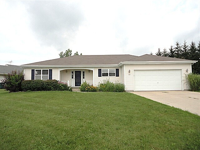 744 Ridge View Dr in Hartford, WI - Building Photo