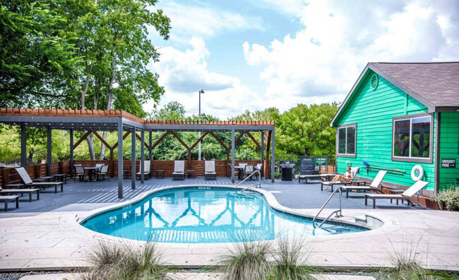 Treehouse Apartments in Austin, TX - Foto de edificio - Building Photo