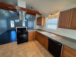 1310 Swayze Ln in Medford, OR - Building Photo - Building Photo