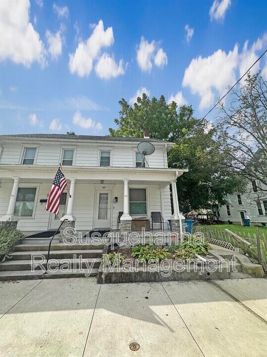 21 W High St in Hummelstown, PA - Building Photo