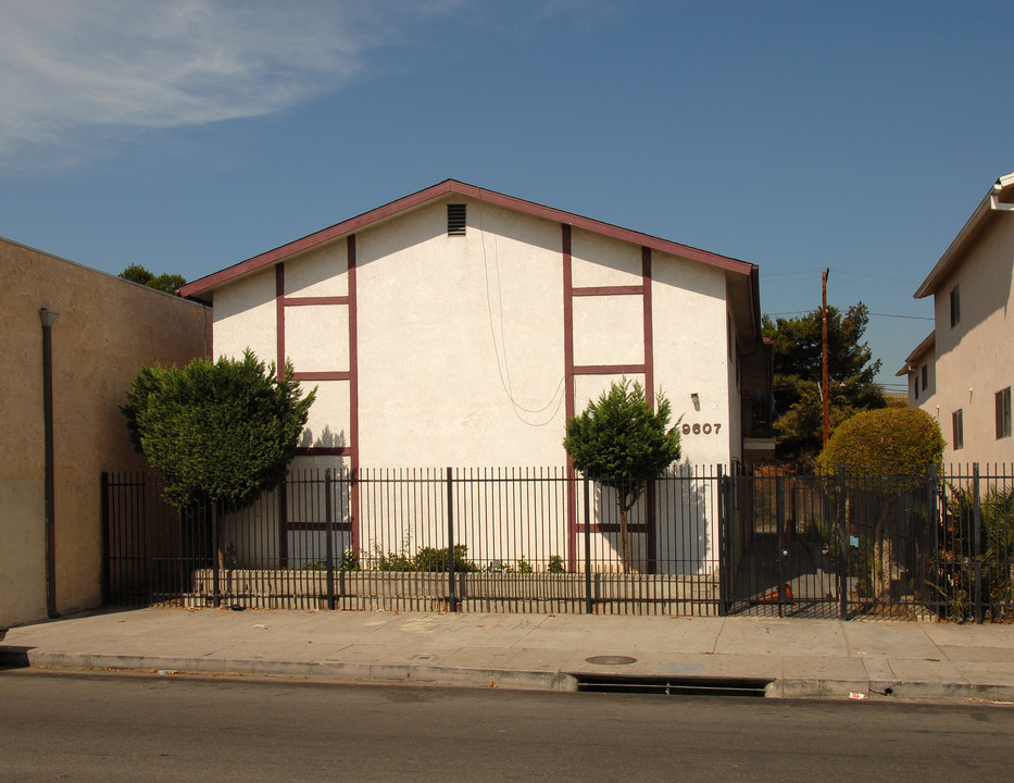 9607 S Broadway in Los Angeles, CA - Building Photo