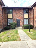 1S252 Stratford Ln in Villa Park, IL - Building Photo