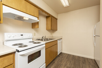 Cedar Apartments in Clovis, CA - Foto de edificio - Interior Photo