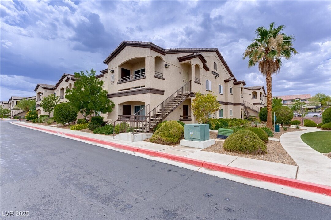 2291 W Horizon Ridge Pkwy in Henderson, NV - Building Photo