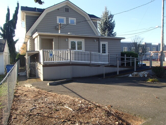 2800 E Evergreen Blvd, Unit Suite B Studio Apt in Vancouver, WA - Building Photo - Building Photo