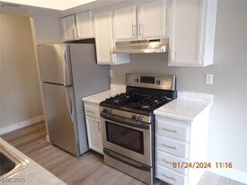 4571 Carriage Park Dr in Las Vegas, NV - Building Photo