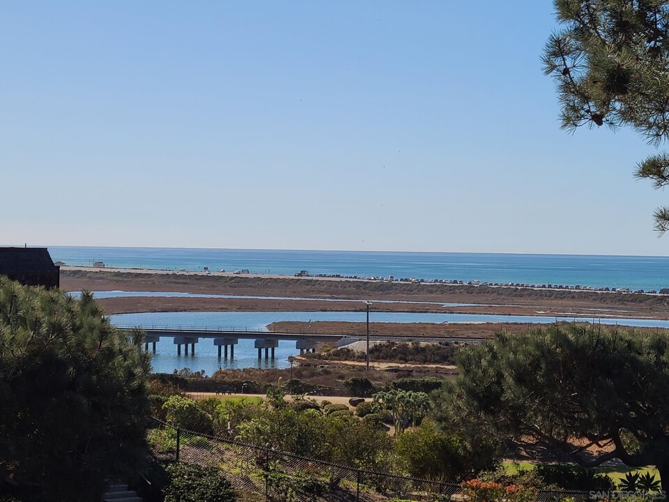 13055 Caminito del Rocio in Del Mar, CA - Building Photo