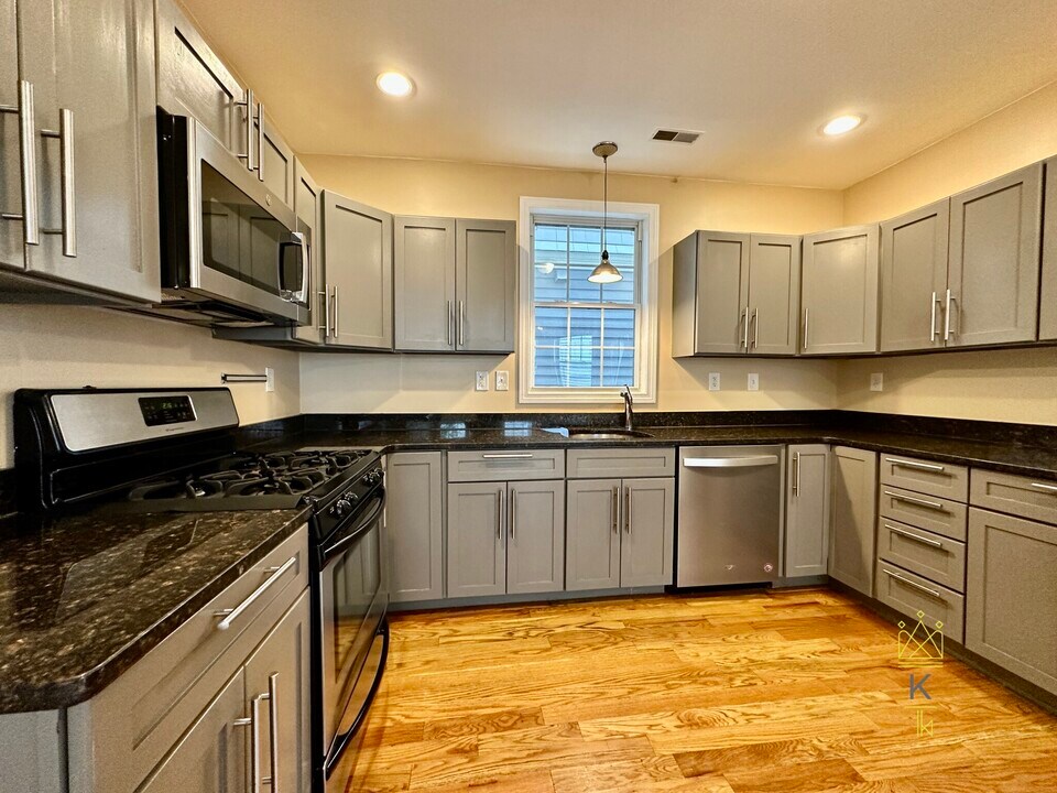 16 Melbourne St, Unit 1 in Boston, MA - Building Photo