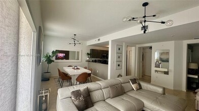 11605 NW 89th St in Doral, FL - Foto de edificio - Building Photo