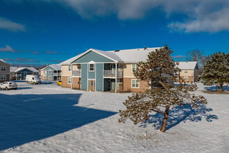 Wood Creek Apartments in Calcium, NY - Foto de edificio - Building Photo