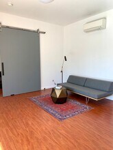 1600 Wildwood Dr in Los Angeles, CA - Building Photo - Building Photo