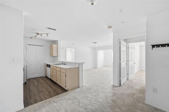 5447 Vineland Rd, Unit 1205 in Orlando, FL - Building Photo - Building Photo