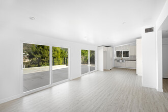 9741 Oak Bend Dr in Tujunga, CA - Foto de edificio - Building Photo