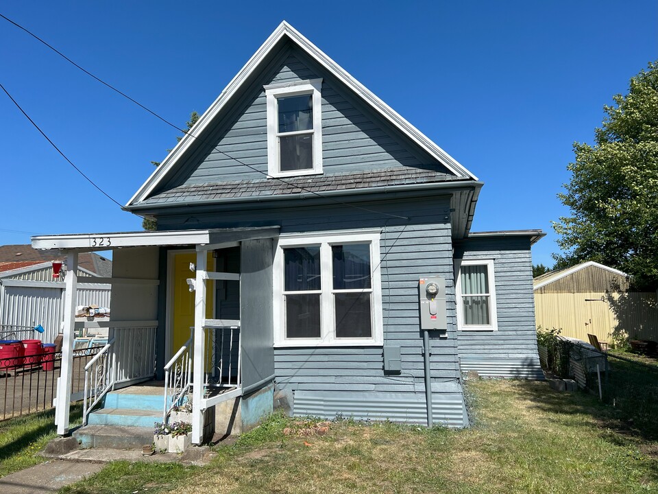 323 8th St in Raymond, WA - Building Photo