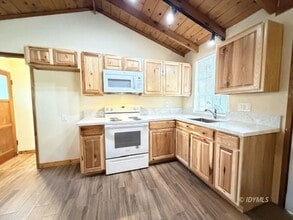 54605 N Circle Dr in Idyllwild, CA - Building Photo - Building Photo