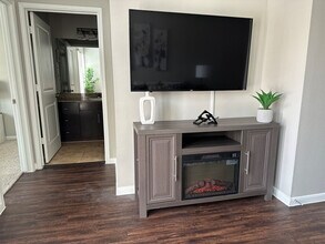 800 W Sam Houston Pkwy N in Houston, TX - Building Photo - Building Photo