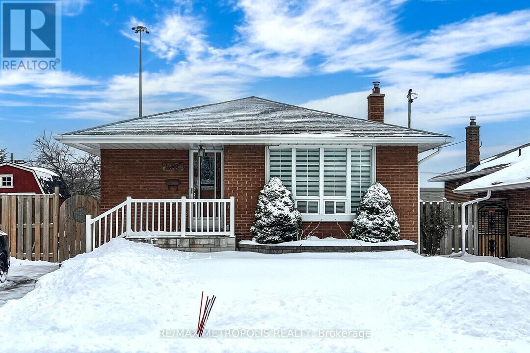 1028 McCullough Dr in Whitby, ON - Building Photo