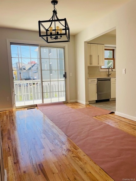 16 Oldwood Rd S in Port Washington, NY - Foto de edificio - Building Photo