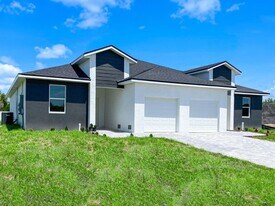 8495-8497 Agate St in Port Charlotte, FL - Building Photo