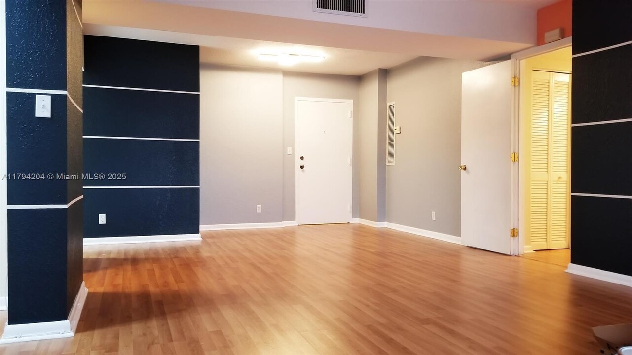 1900 Diana Dr in Hallandale Beach, FL - Building Photo