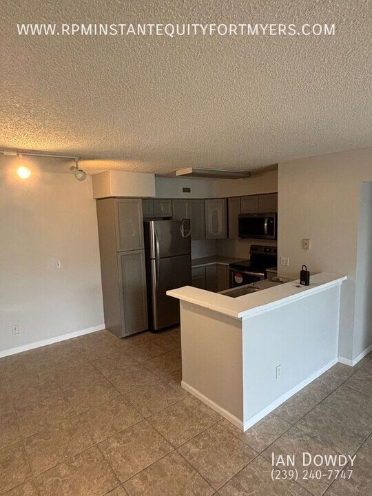 13575 Eagle Ridge Dr in Ft. Myers, FL - Building Photo
