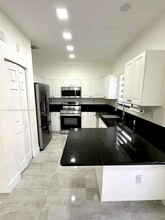 9285 SW 220th Ter in Cutler Bay, FL - Foto de edificio - Building Photo