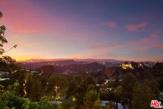 455 CASTLE Pl in Beverly Hills, CA - Foto de edificio - Building Photo