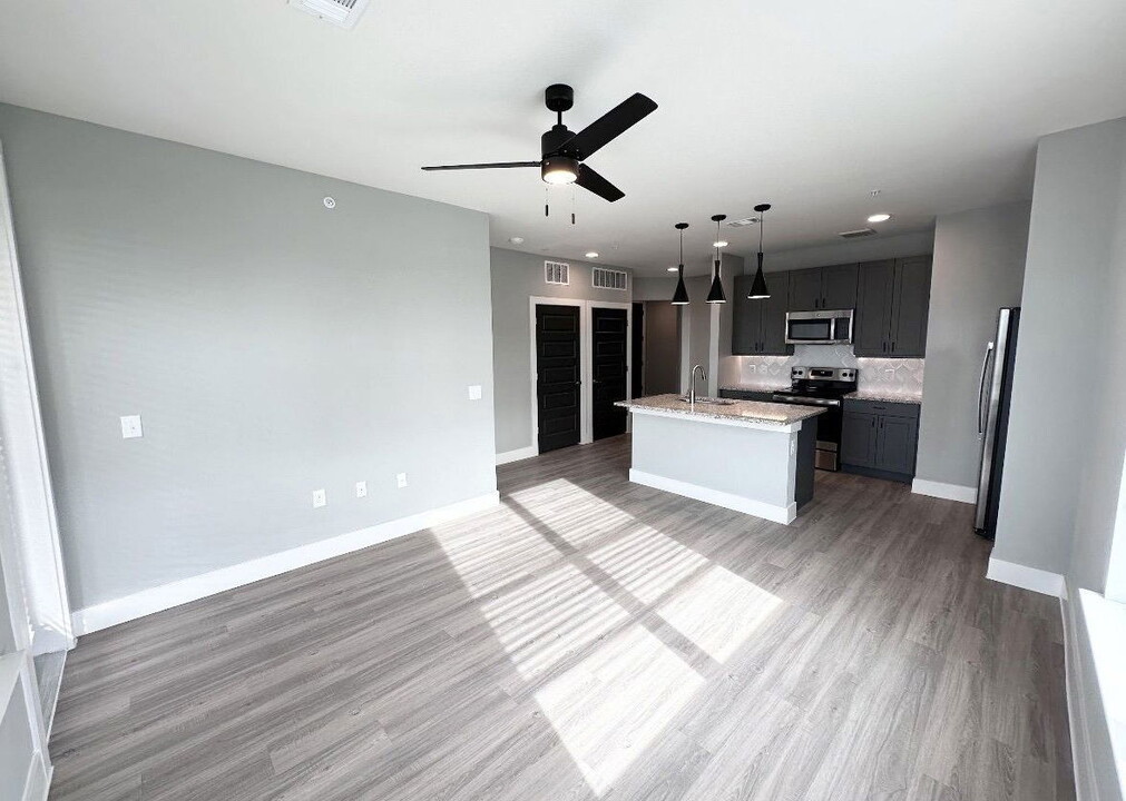 5005 E Parmer Ln in Manor, TX - Building Photo