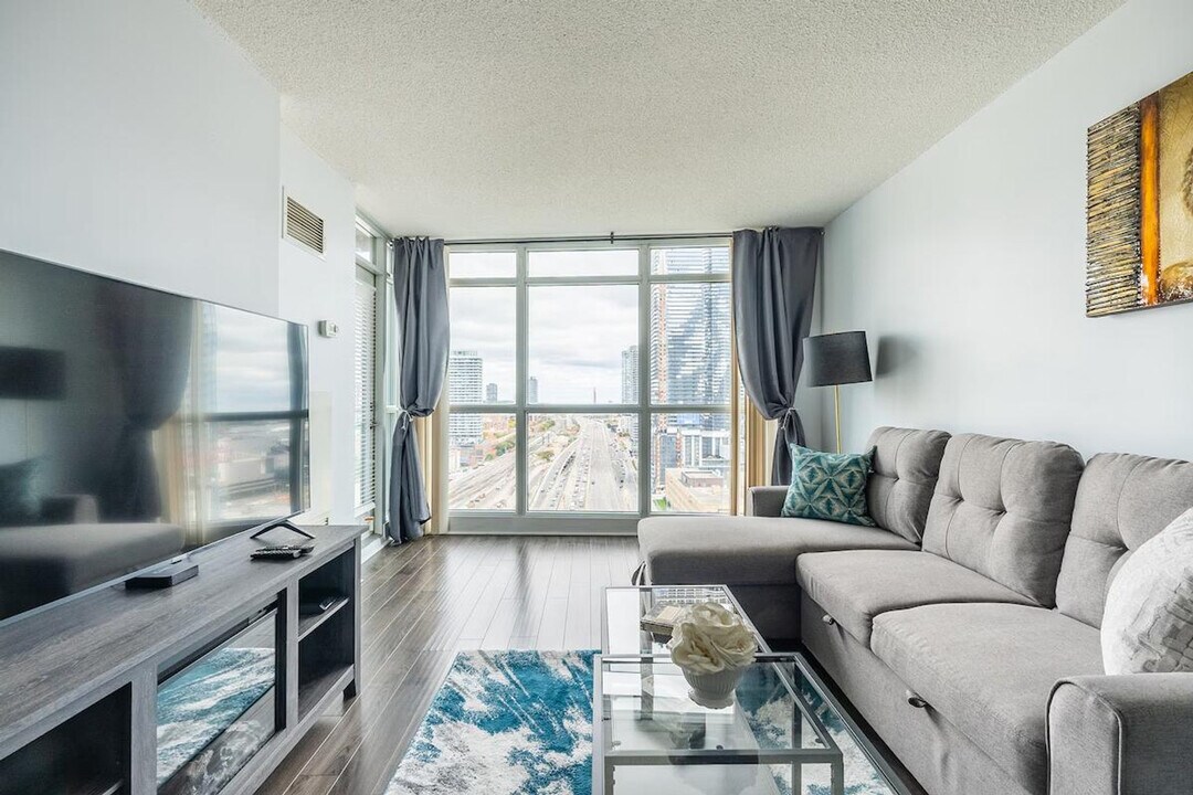 18 Yonge St in Toronto, ON - Building Photo