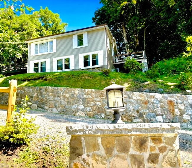 35 Old Fish Rock Rd in Southbury, CT - Building Photo - Building Photo