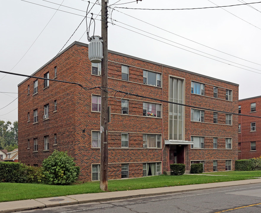 Claremount Court in Hamilton, ON - Building Photo